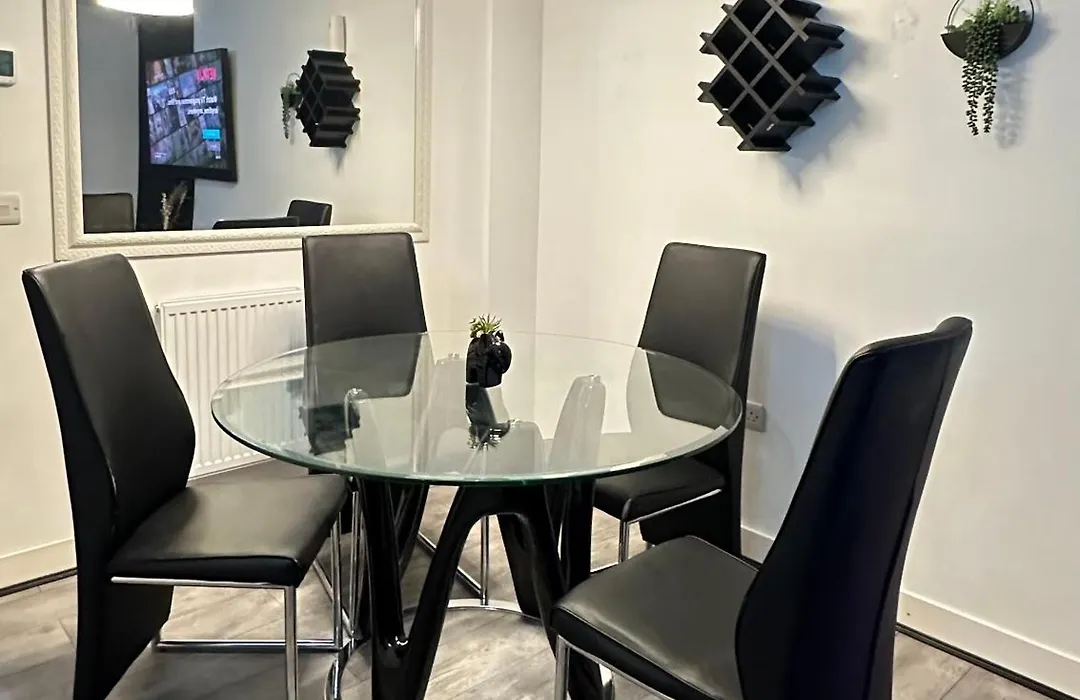 Private Modern Ensuite Room Near Etihad Stadium-1